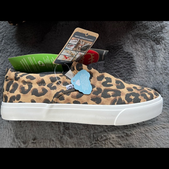 ⬇️NWB Leopard Canvas Slip On Shoes - Picture 3 of 3